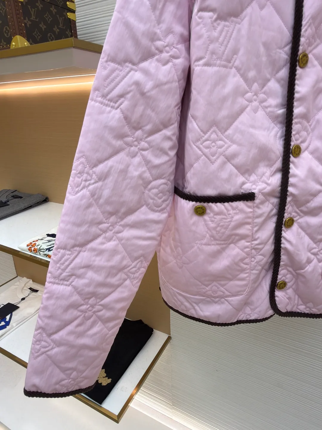 LOUIS VUITTON x Tyler spliced fitted lapel jacket ●Item number: 1681560-B15 ●Material: cotton fabric ●Technology: positioning cutting machine ●Color: light pink ●Version: fitted version ●Weight: about 535 grams ●Size: 44-46-48-50 ●Description: The padded cotton jacket uses a light design to control the changing seasons, showing the bright style of the brand's collaboration with Tyler, full-frame Monogram Cray graphic quilting adds elegance, while contrasting corduroy collar and trim add a preppy feel. Allover embroidered quilting with corduroy collar and trim, snap closure at front, front pockets with velvet trim and snap buttons, lining, and a great upper! The overall wiring is straight and delicate, the fabric is comfortable and soft, and the color is consistent without color difference. It can be matched with the same style to create a fashionable look and control various occasions. Customized accessories, complete with three standards, same style for men and women!
